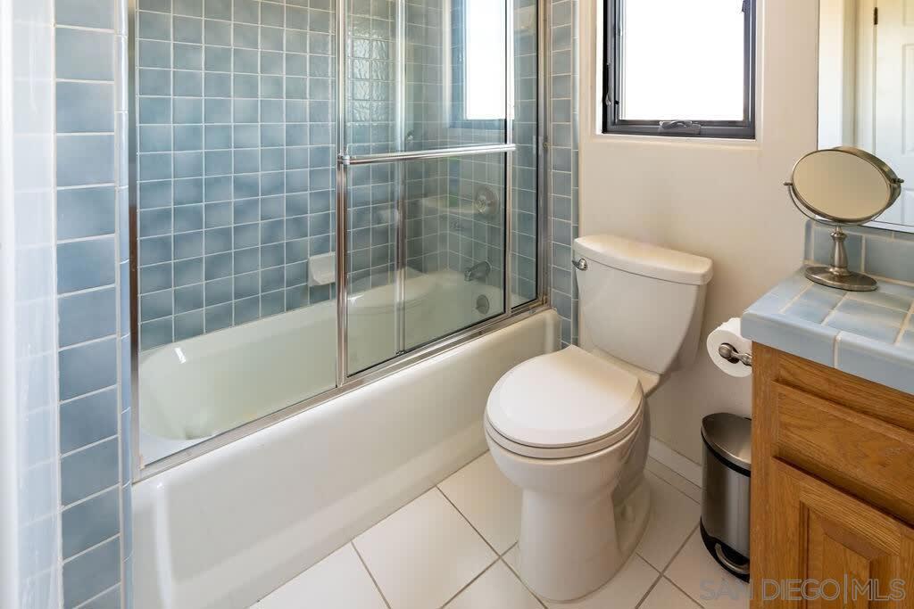 2110 Locust St Property Photo 8