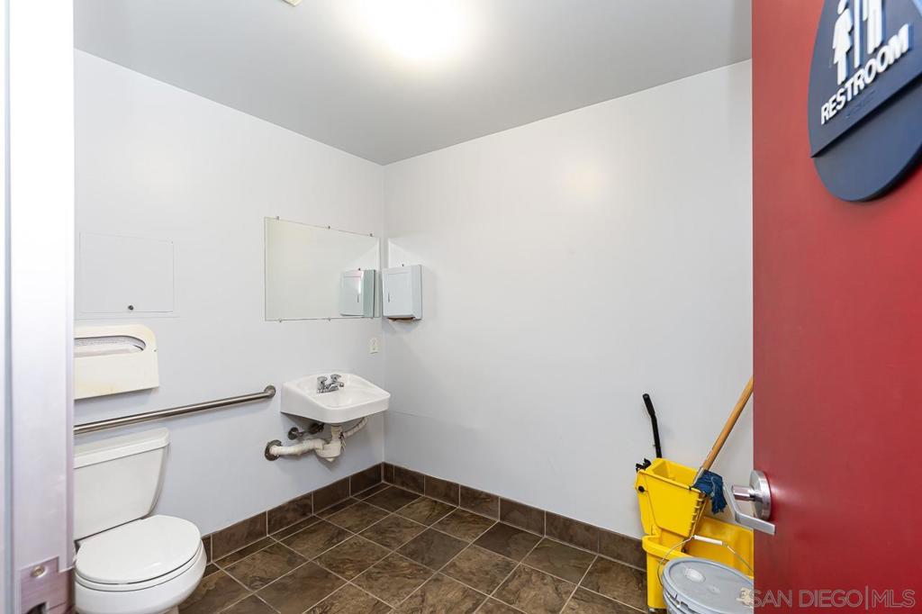 2828 University Ave Property Photo 15