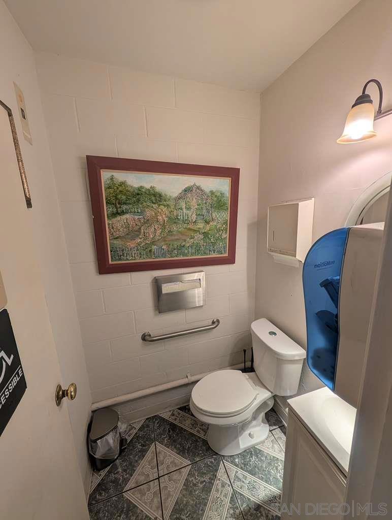 1025 E Valley Pkwy Property Photo 15