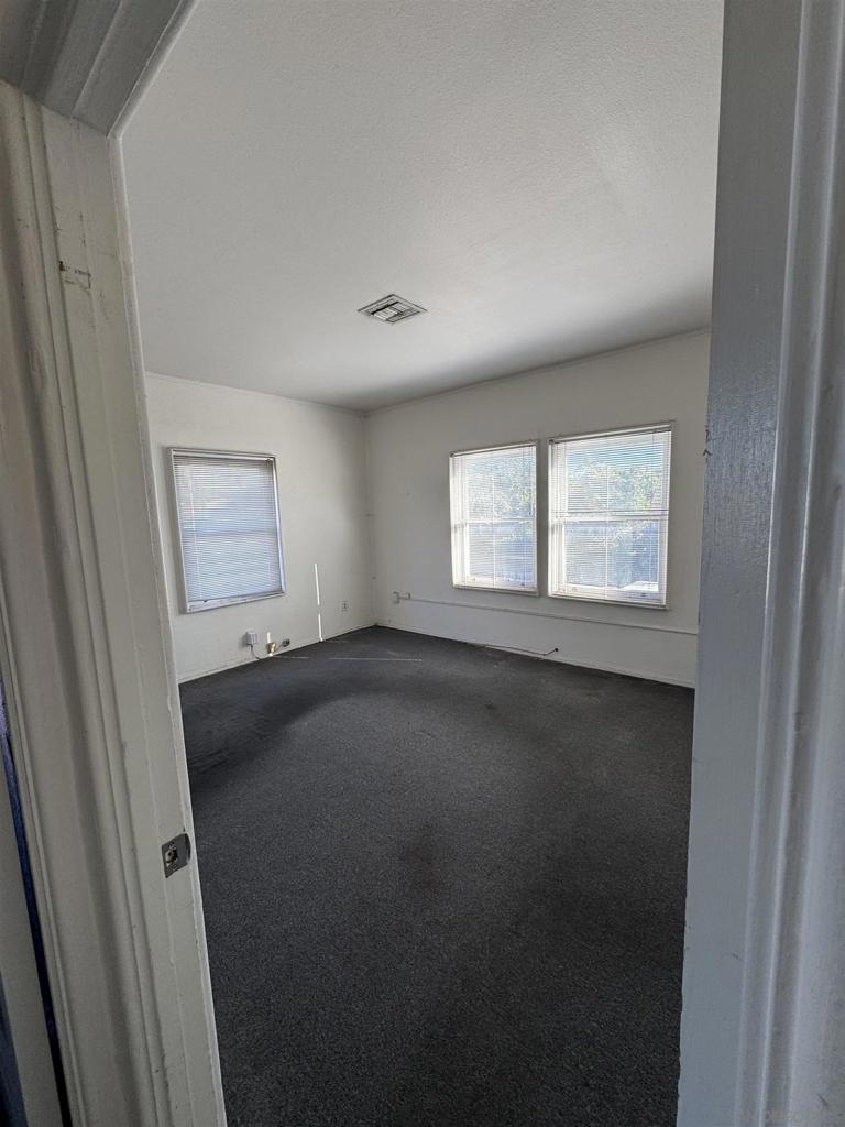 3953 Goldfinch St Property Photo 4