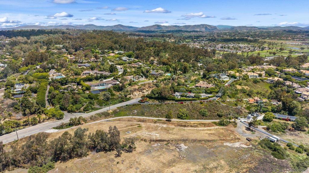 3985 Via De La Valle Property Photo 5