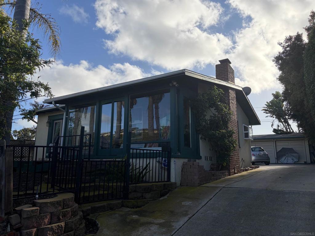 415 S Weitzel St Property Photo 1