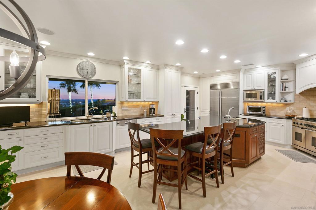 6525 Crystalaire Property Photo 3