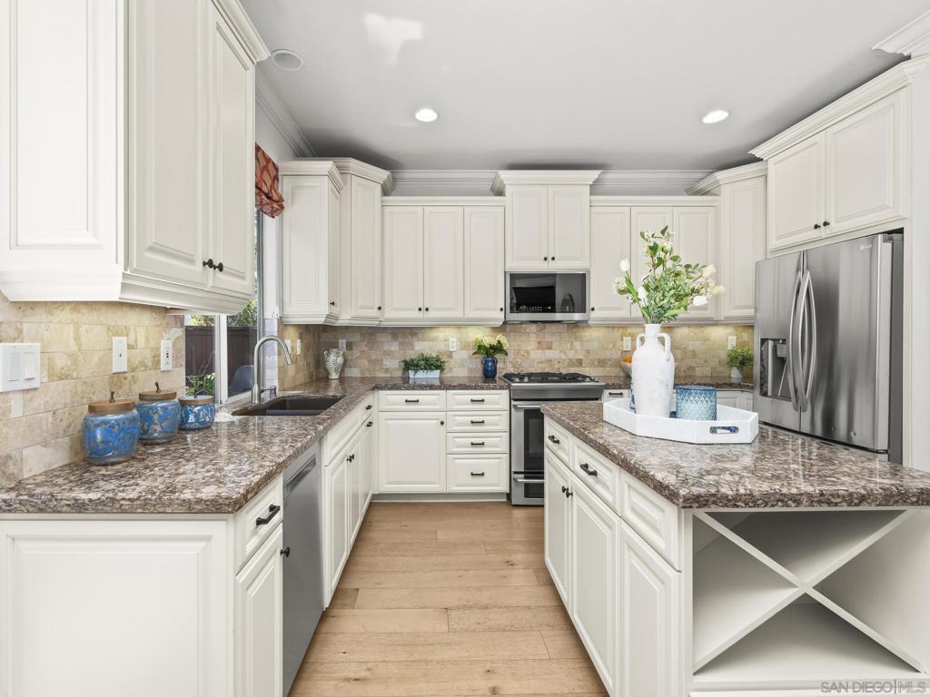 1423 Sapphire Property Photo 4