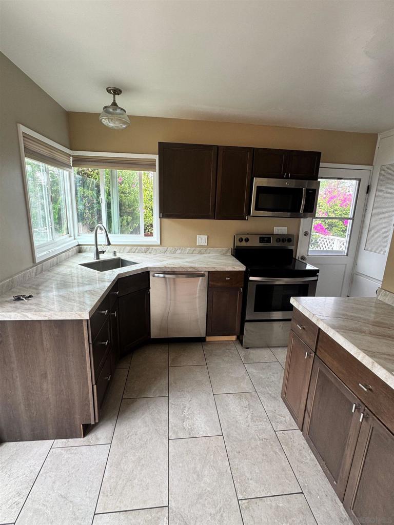 1558 1564 Ebers St. Property Photo 23