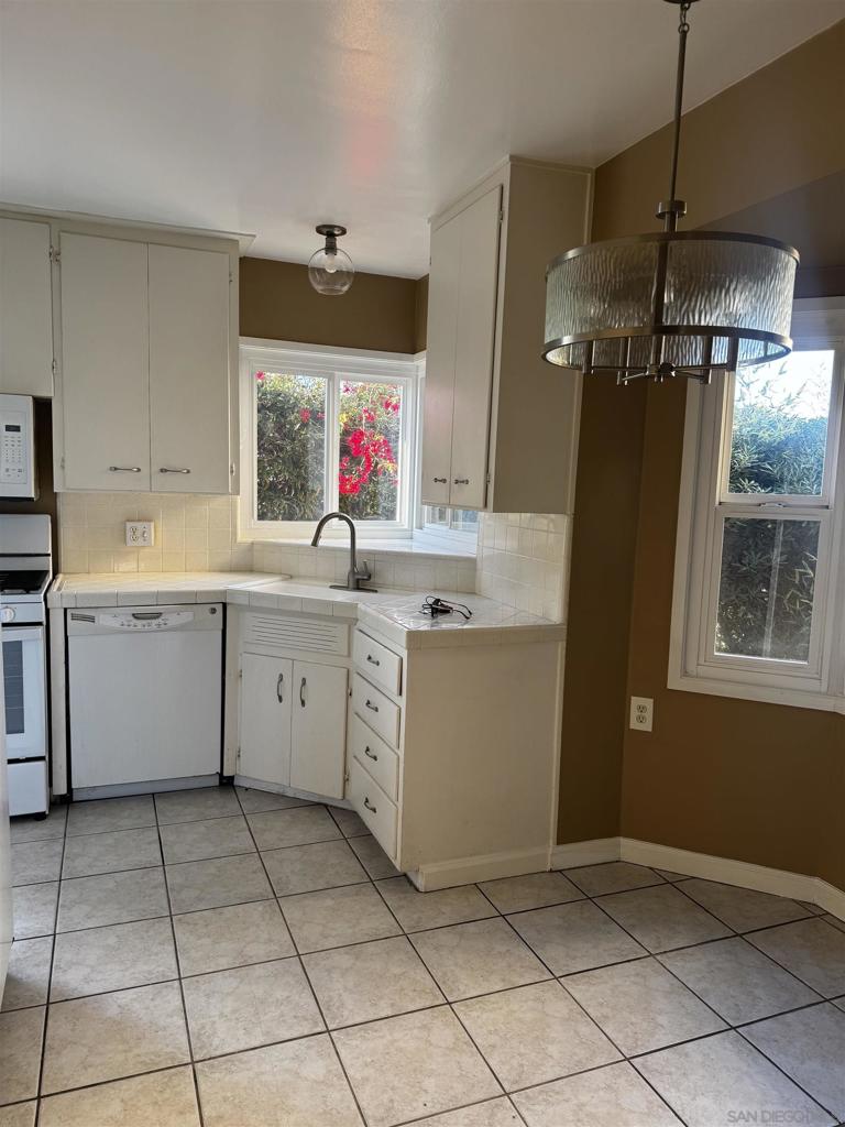 1558 1564 Ebers St. Property Photo 38