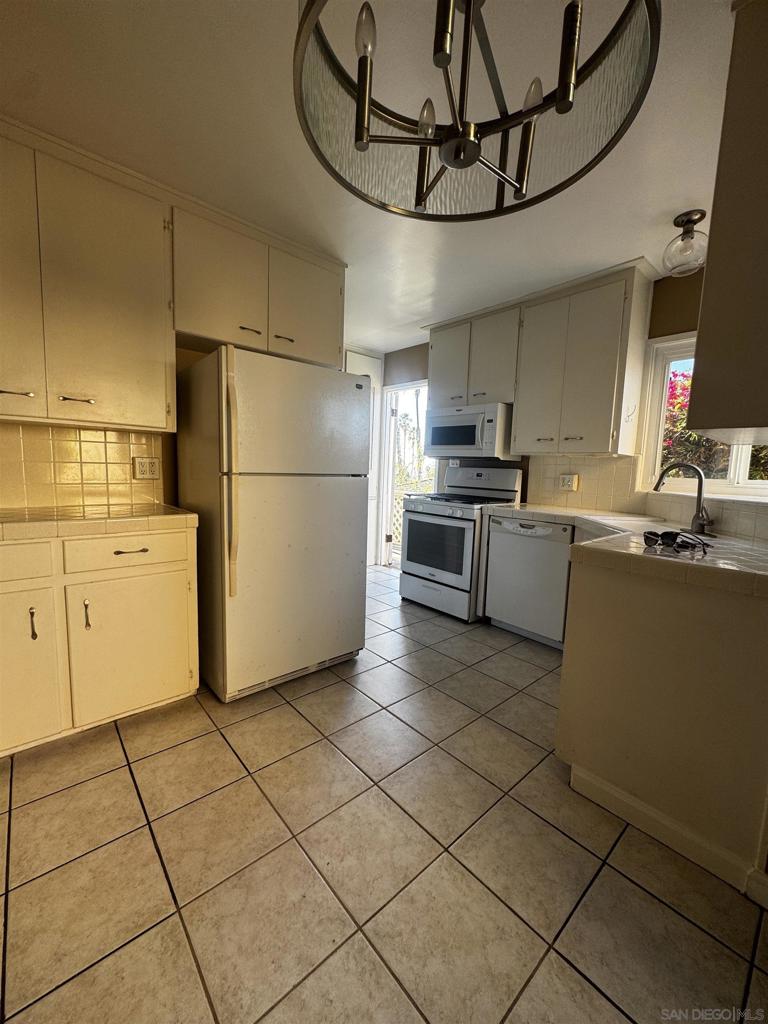 1558 1564 Ebers St. Property Photo 39