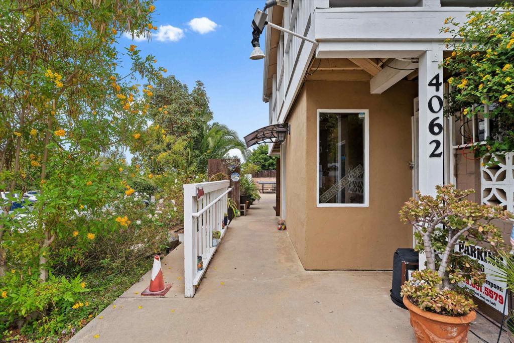 4062 Harney St Property Photo 4