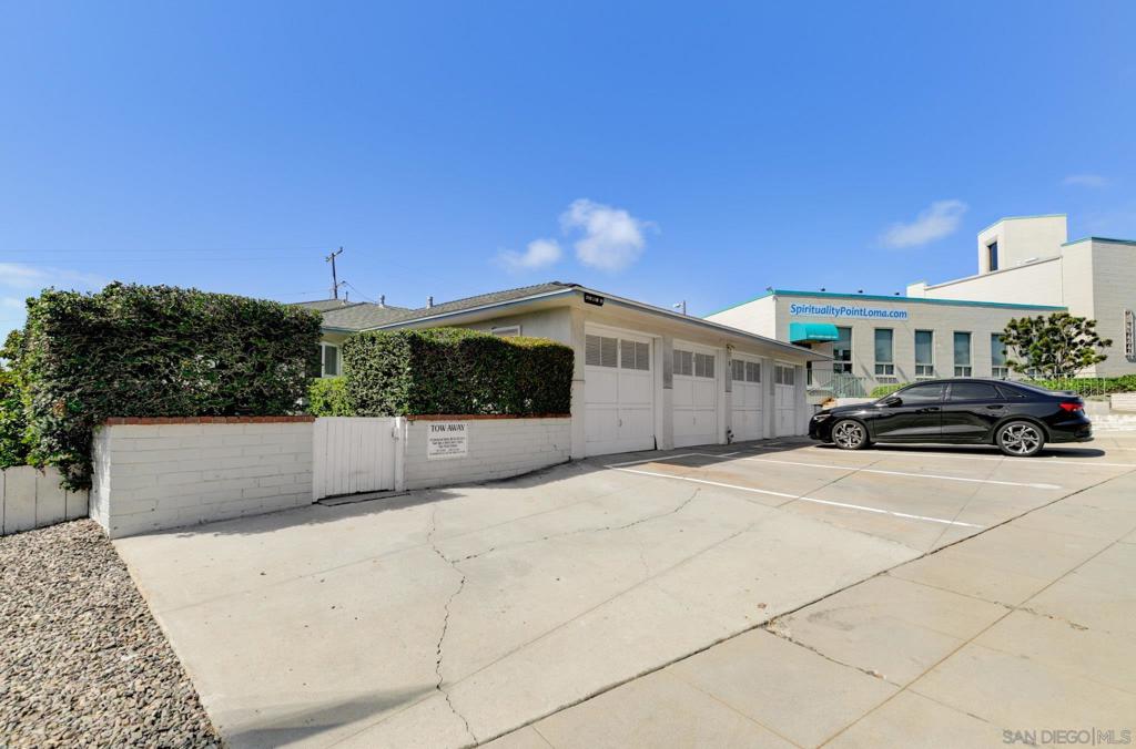 2322 28 Chatsworth Blvd Property Photo 3