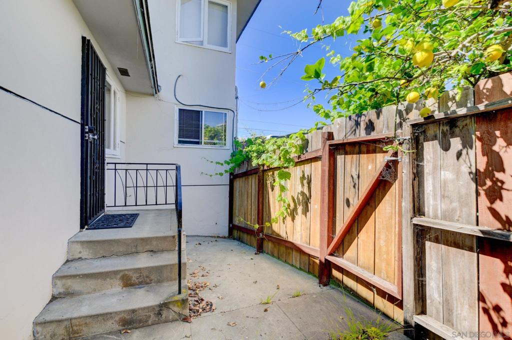2322 28 Chatsworth Blvd Property Photo 8