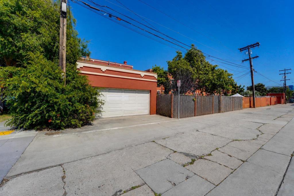 906 A Ave Property Photo 3