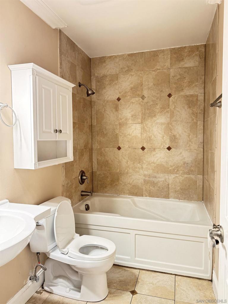 8520 Via Mallorca J Property Photo 9