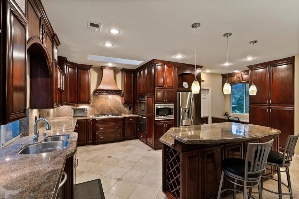 2389 Victoria Circle Property Photo 10
