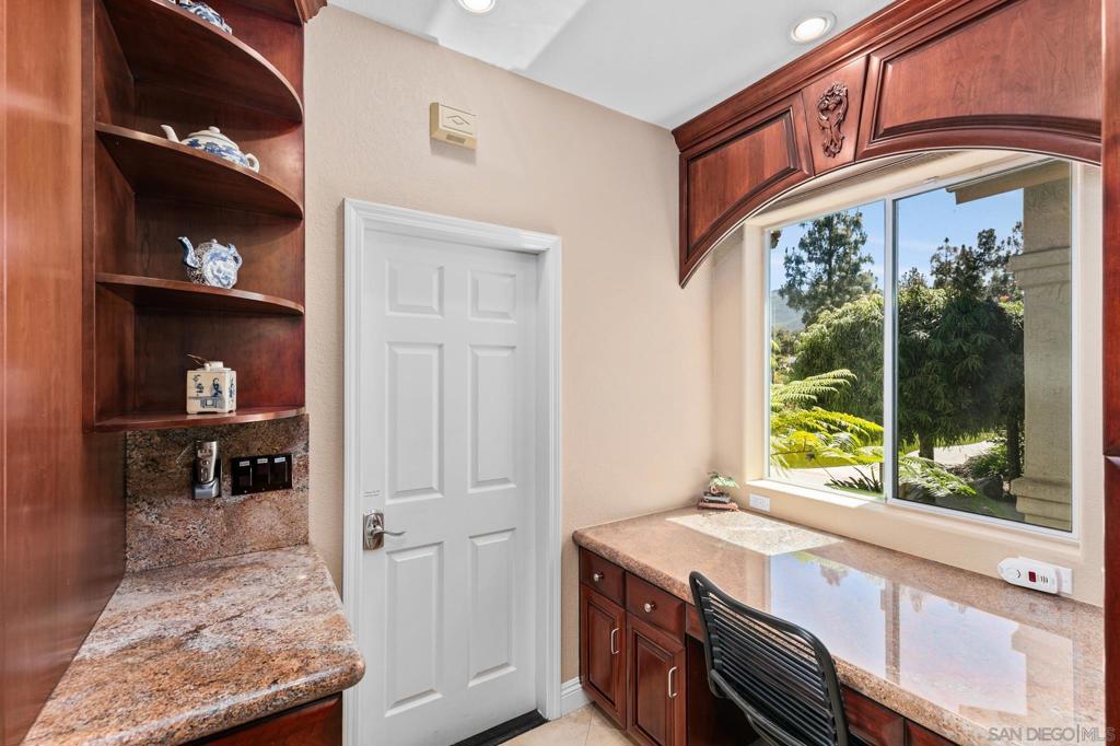 2389 Victoria Circle Property Photo 13