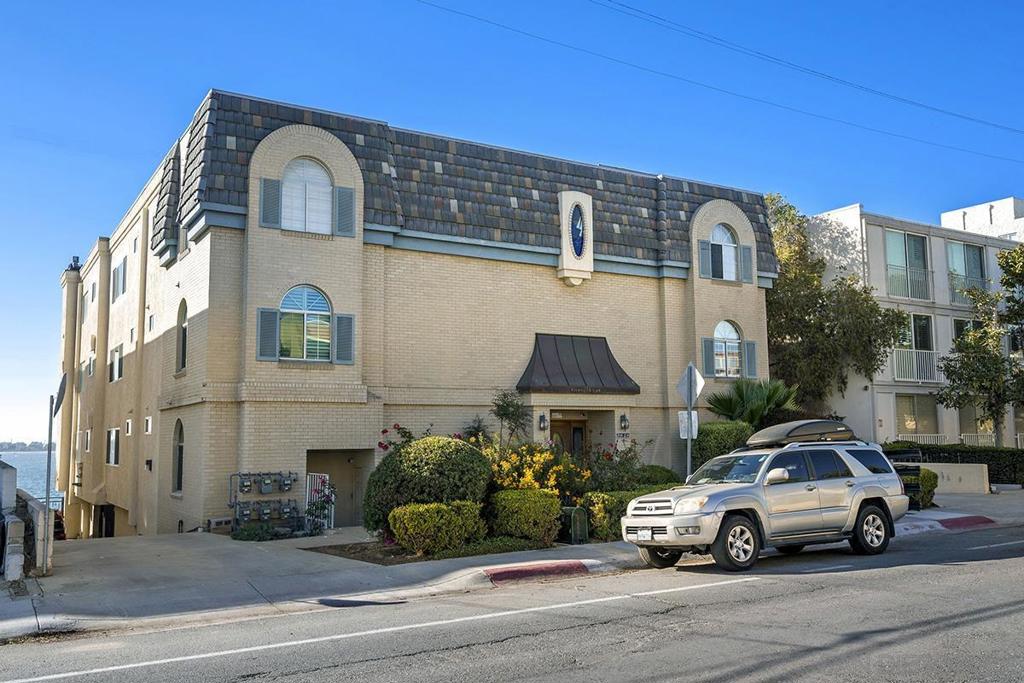 3828 Riviera Dr 2b Property Photo 4