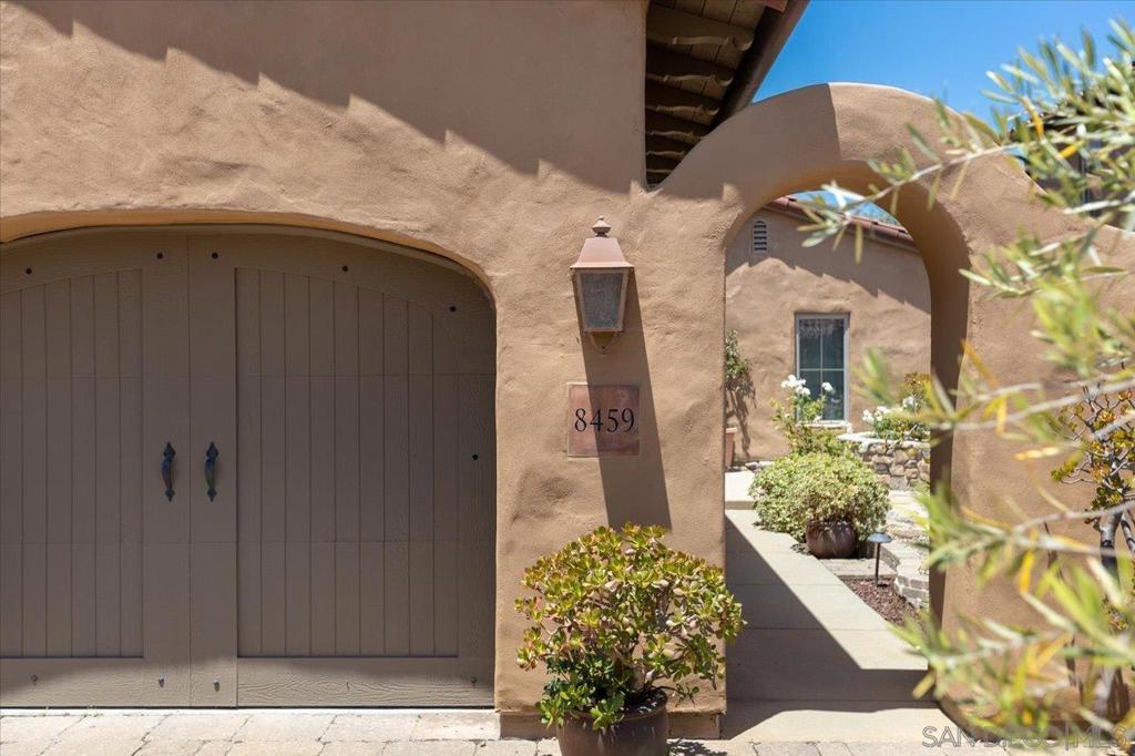 8459 Run Of The Knolls Property Photo 4