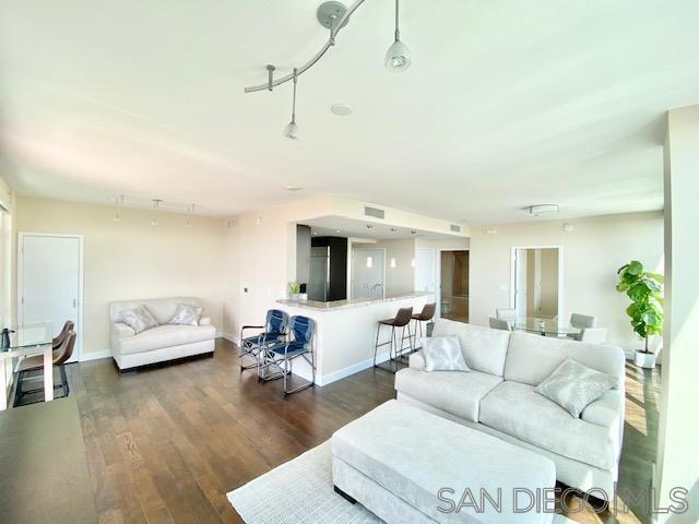 325 7th 2102 Property Photo 9