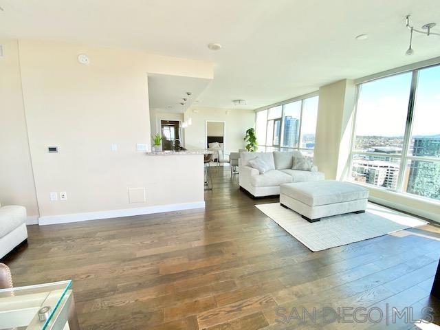 325 7th 2102 Property Photo 12