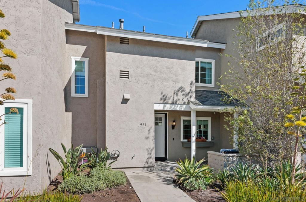 1971 Azure Way Property Photo 4