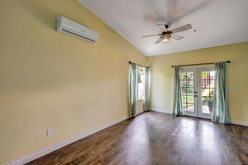 523 Hatherly St Property Photo 28