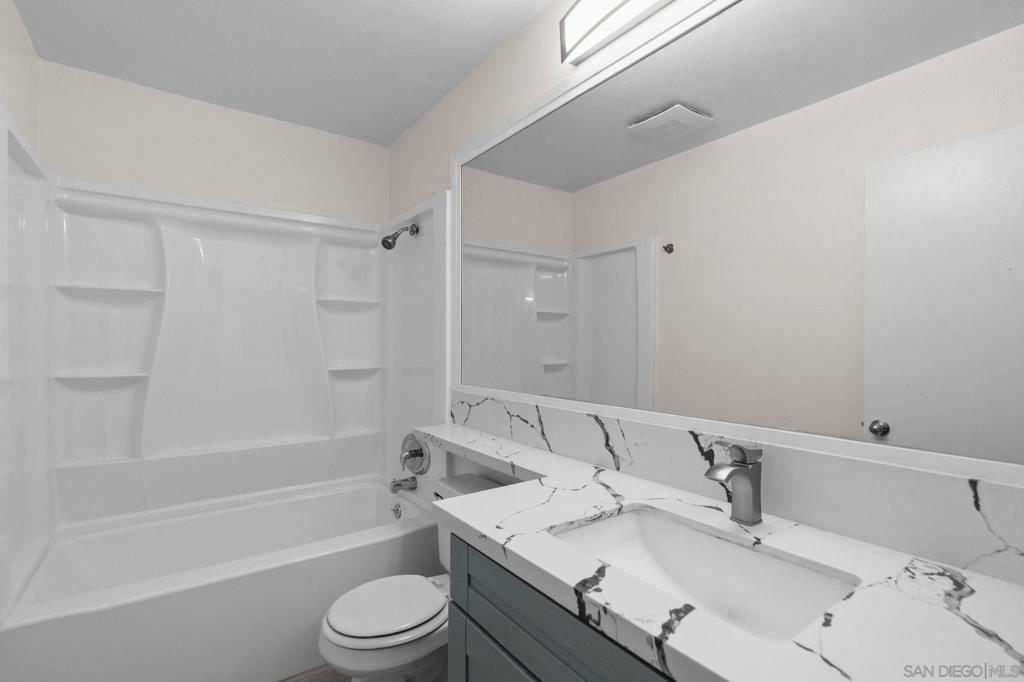 1687 Melrose Ave D Property Photo 12