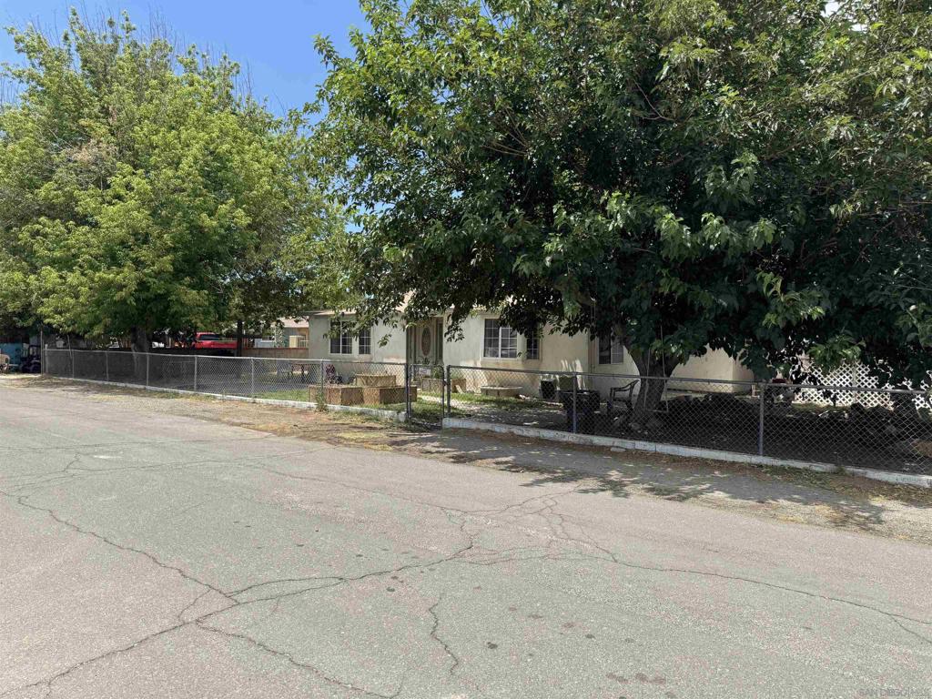 44622 Holtville Ave Property Photo 2