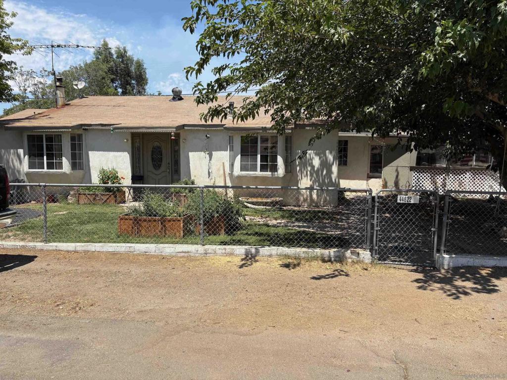 44622 Holtville Ave Property Photo 8