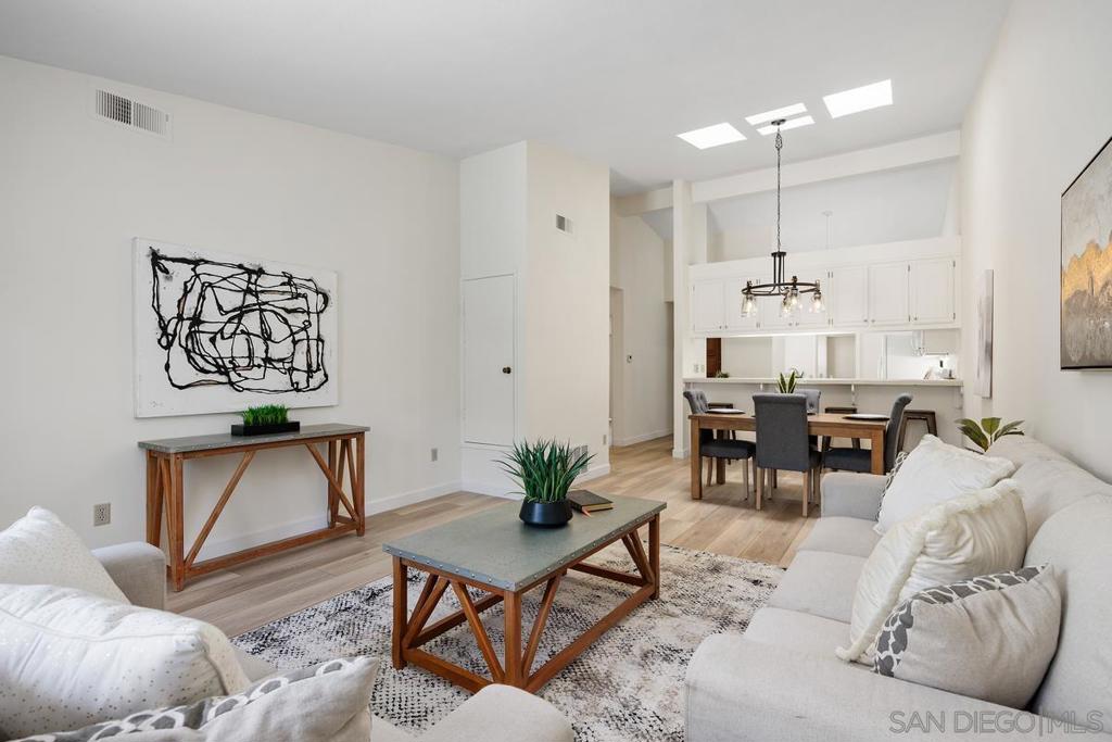12827 Via Moura Property Photo 8