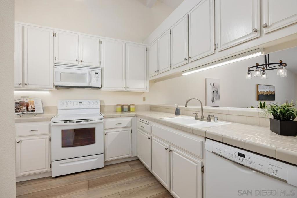 12827 Via Moura Property Photo 11
