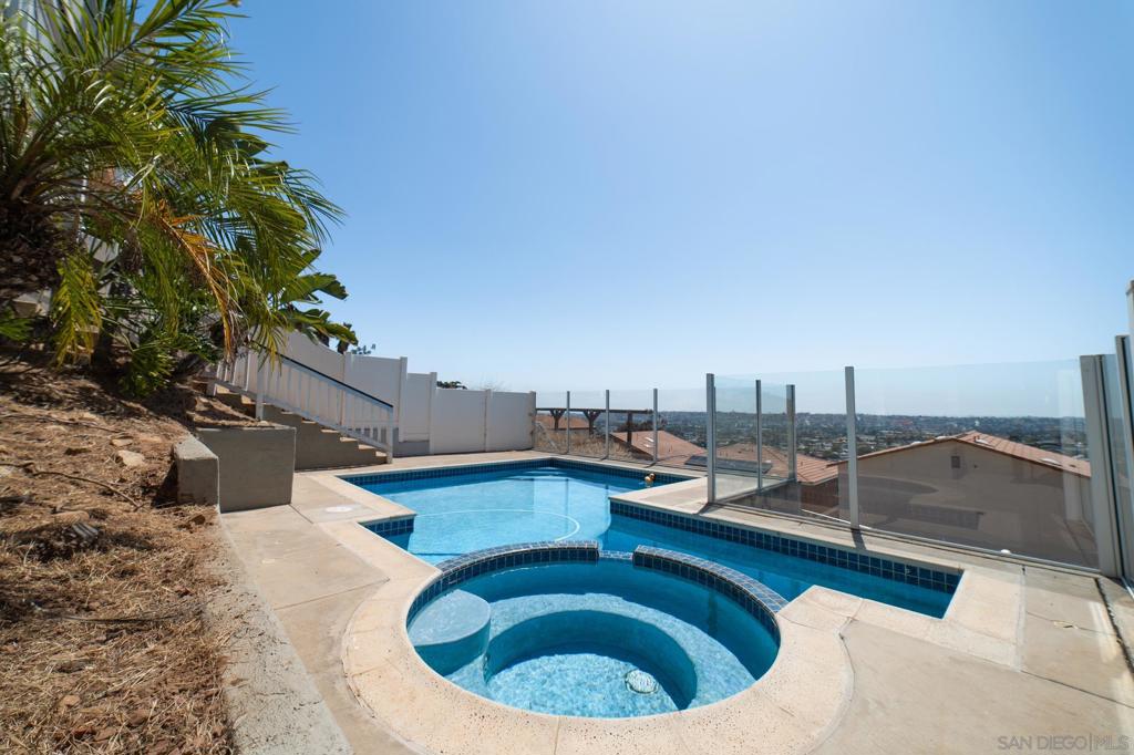 1102 La Mesa Property Photo 1
