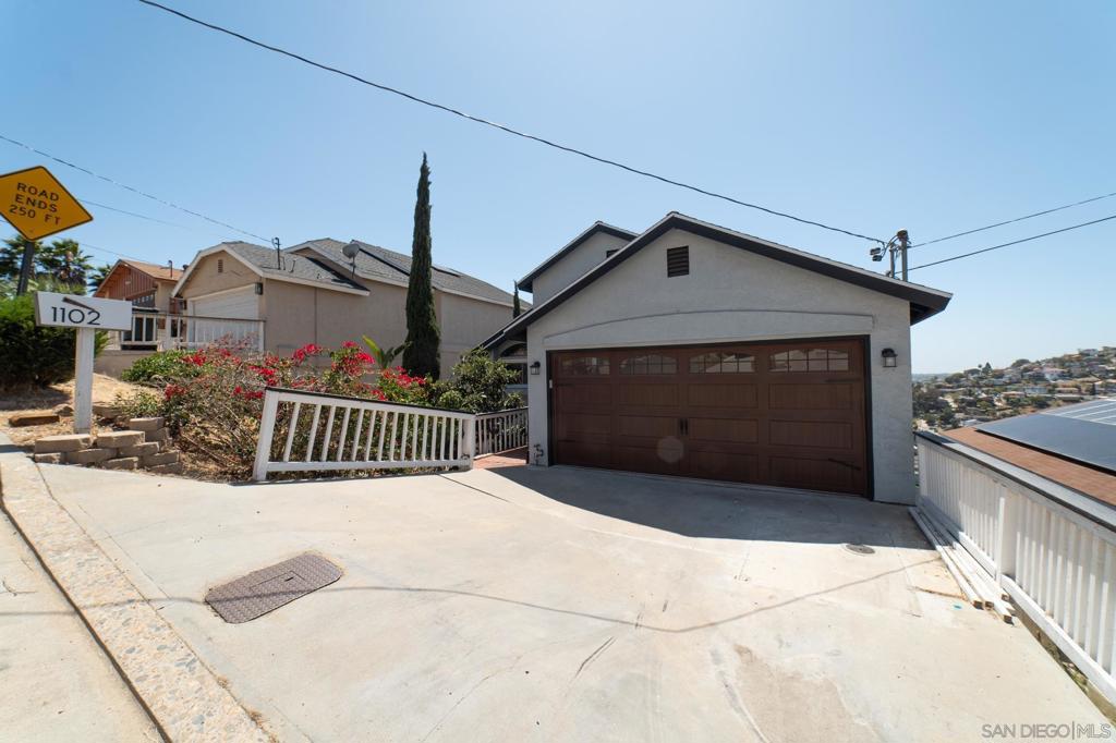 1102 La Mesa Property Photo 2