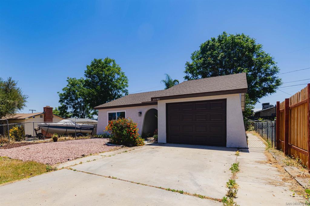 33190 Walls Property Photo 3