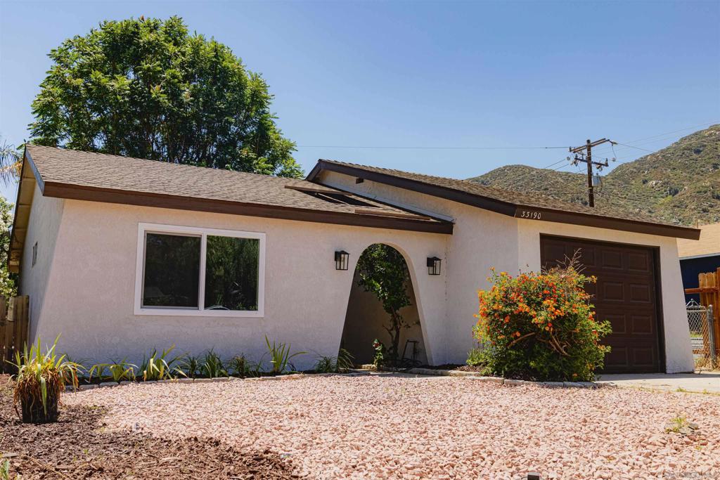 33190 Walls Property Photo 5