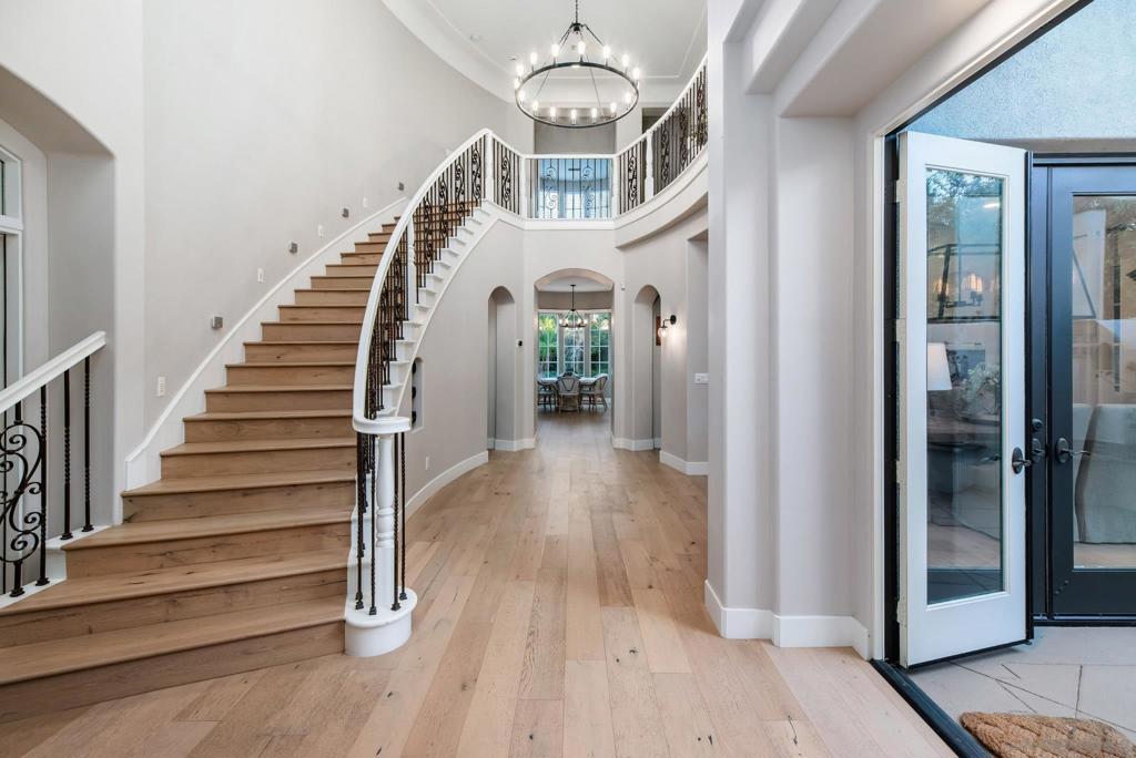 5012 Seagrove Cove Property Photo 3