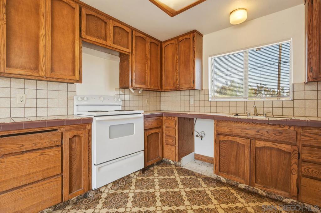 1645 La Brea St. Property Photo 10