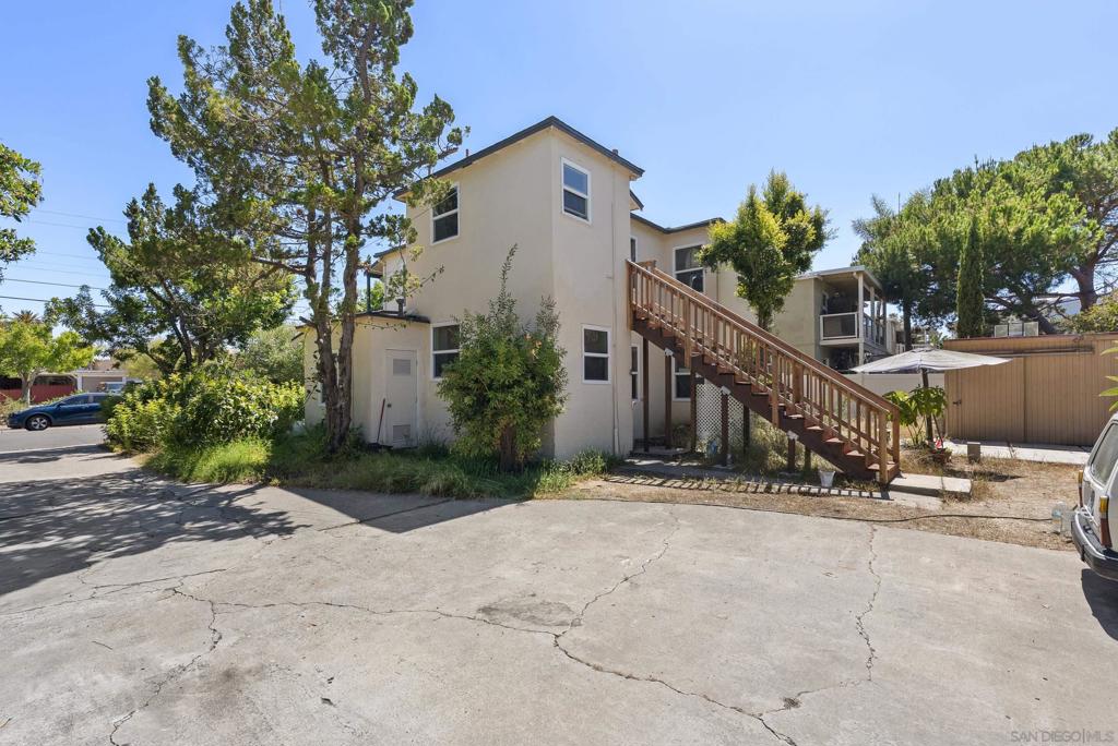 1840 42 Carmelina Property Photo 3