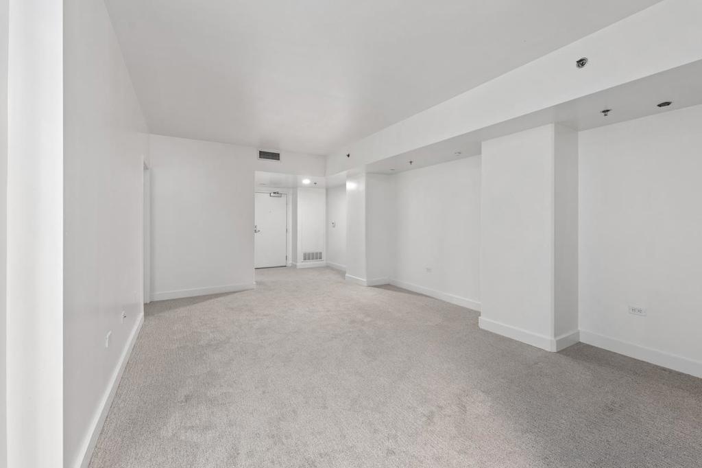 425 W Beech 204 Property Photo 10