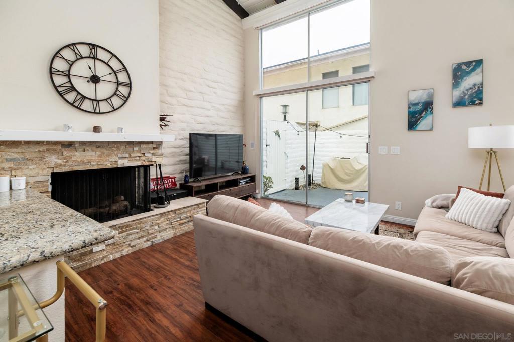 2544 Navarra Dr 4 Property Photo 8