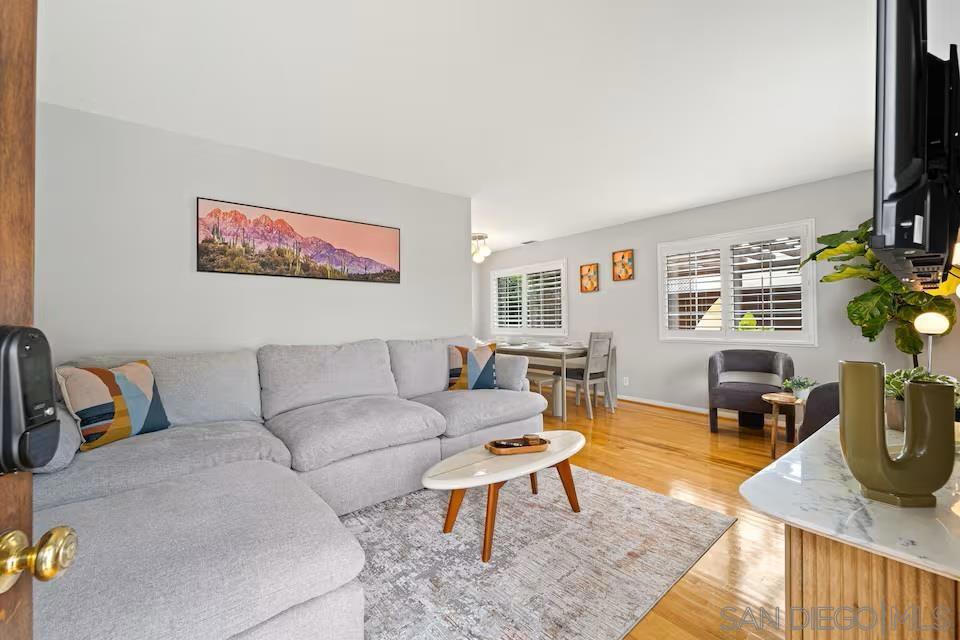309 W Lewis St Property Photo 4