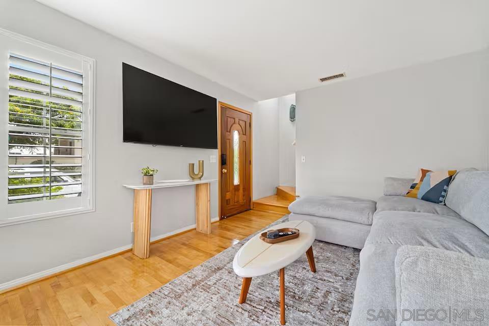 309 W Lewis St Property Photo 6