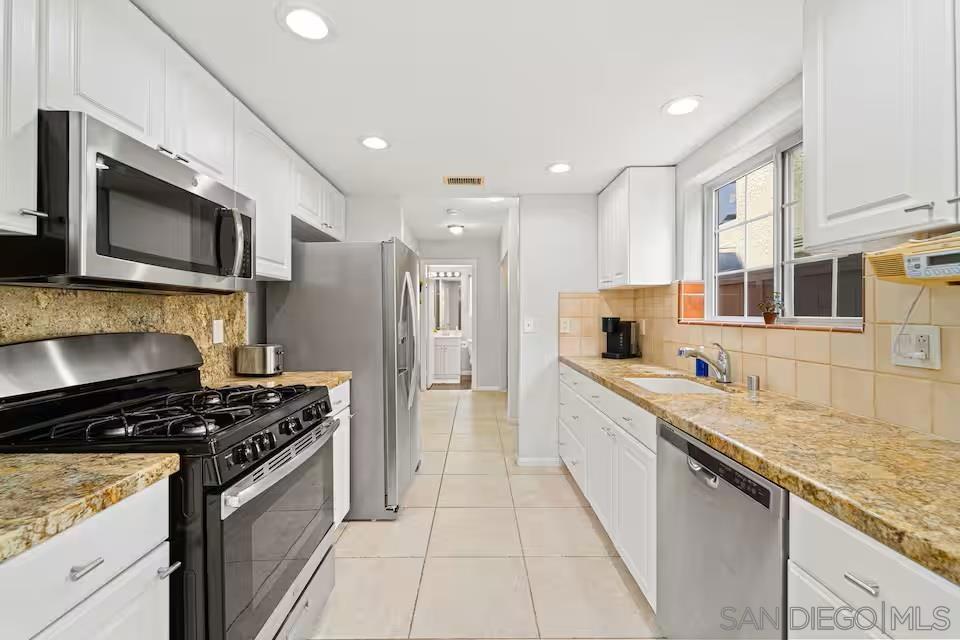309 W Lewis St Property Photo 12