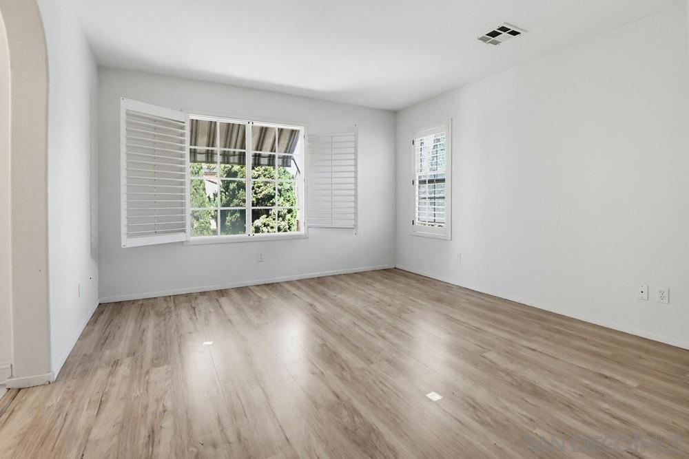 260015192SD Property Photo 23