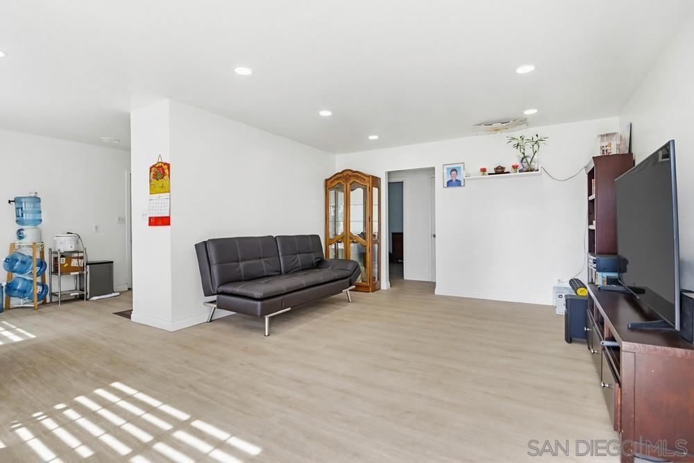 5436 Division St Property Photo 3