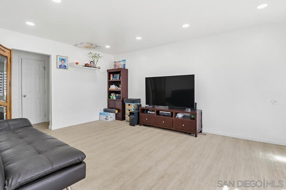 5436 Division St Property Photo 4