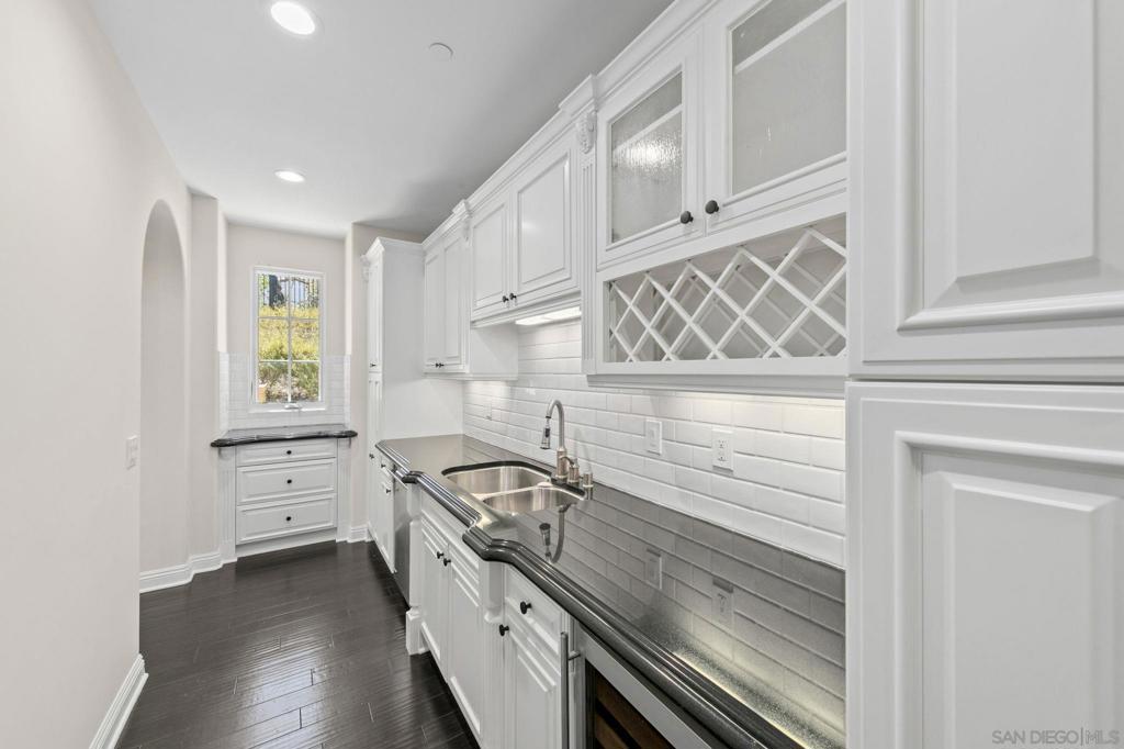 8306 The Landing Way Property Photo 20