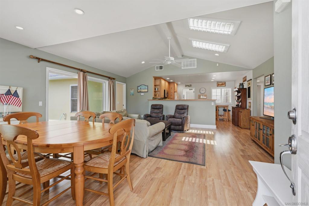 4652 Cass St Property Photo 4