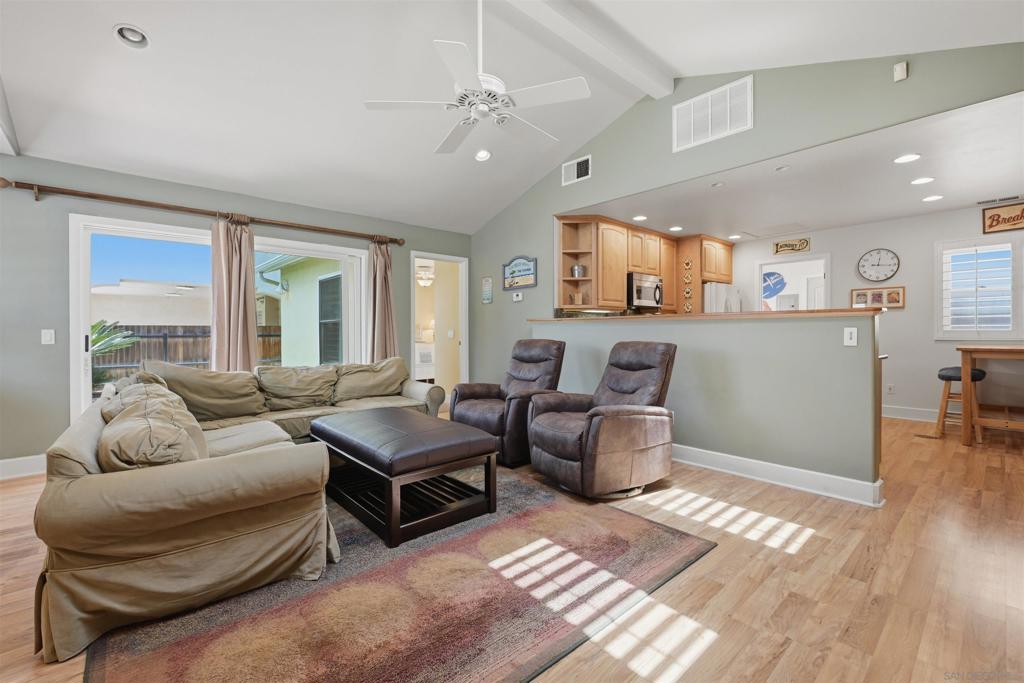 4652 Cass St Property Photo 5