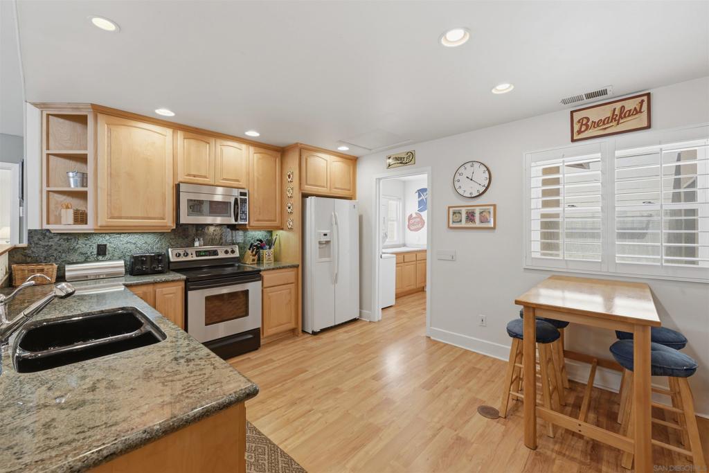 4652 Cass St Property Photo 11