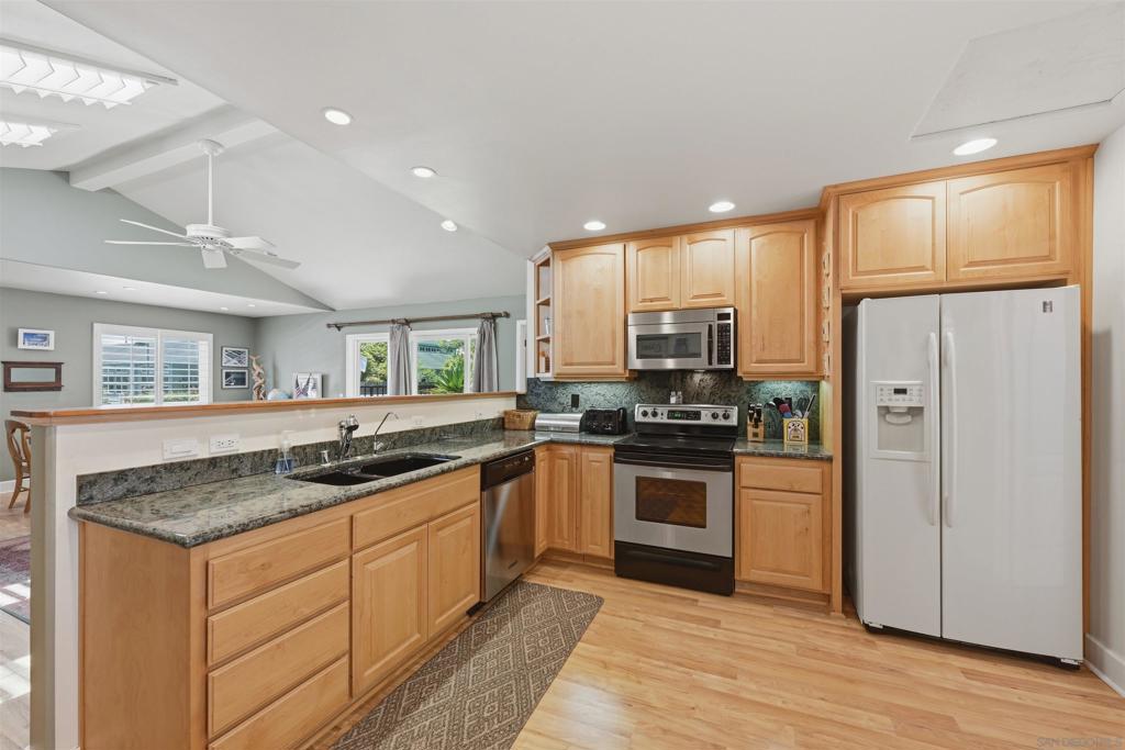 4652 Cass St Property Photo 12