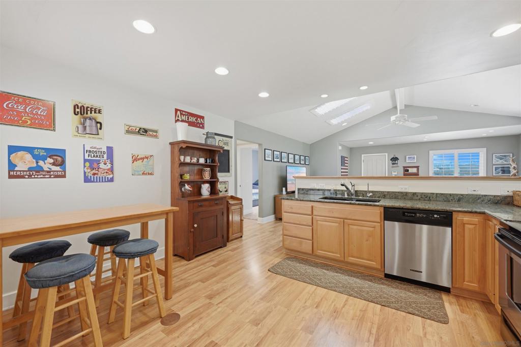 4652 Cass St Property Photo 13